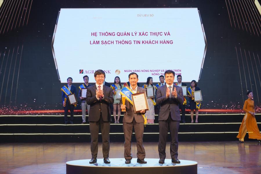 Đại diện Agribank nhận Giải thưởng Sao Khuê 2025 cho Hệ thống Quản lý xác thực và làm sạch thông tin khách hàng a5nn.jpg