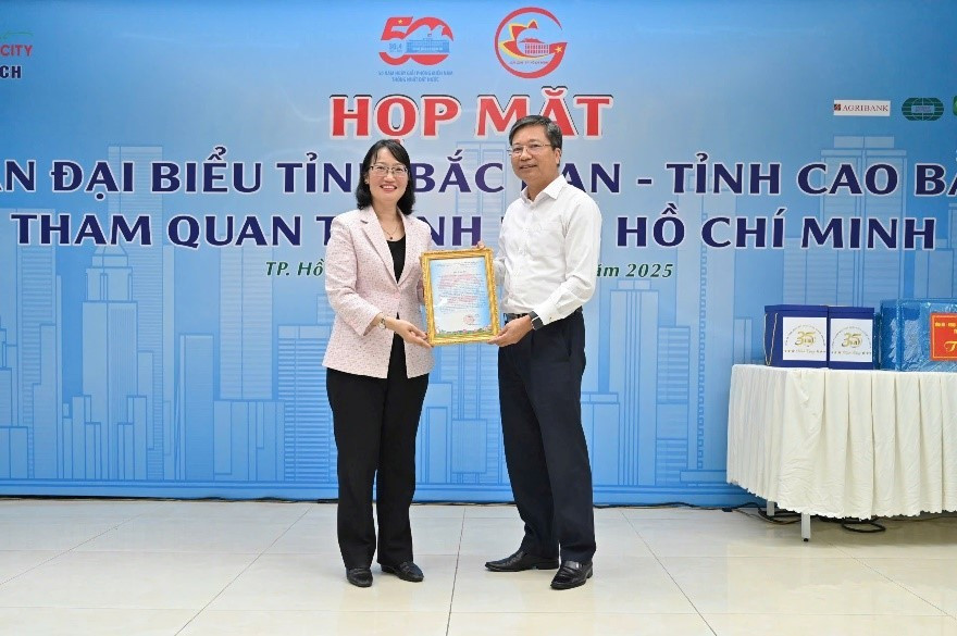 Đồng chí Trần Thị Diệu Thúy (bên trái), Phó Chủ tịch Ủy ban Nhân dân Thành phố Hồ Chí Minh trao Thư cảm ơn, ghi nhận sự đồng hành của Agribank a2-nn.jpg