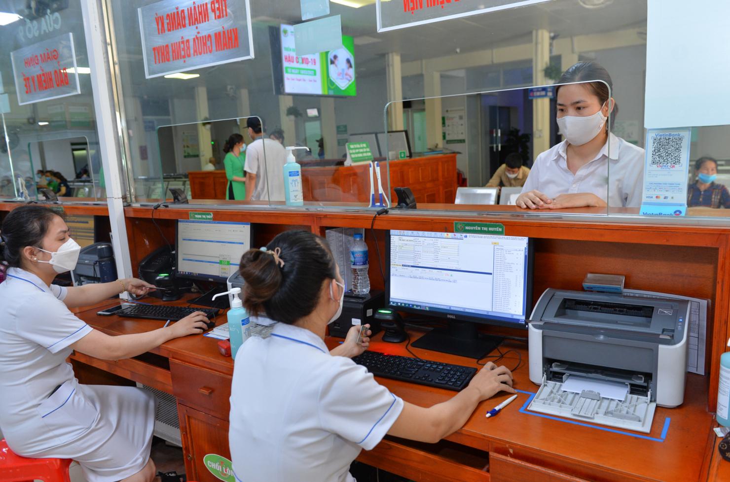 Người dân làm thủ tục đăng ký khám chữa bệnh BHYT