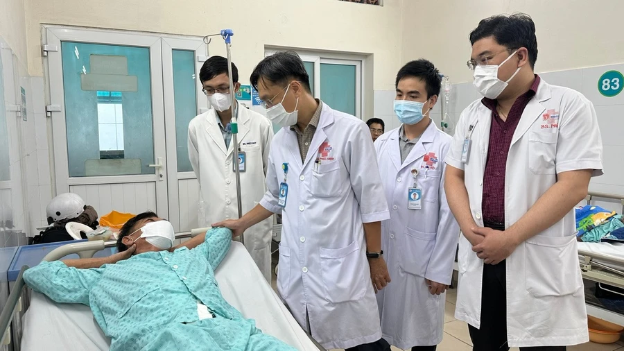 Các bác sĩ thăm khám người bệnh sau phẫu thuật. (Ảnh: BVCC)