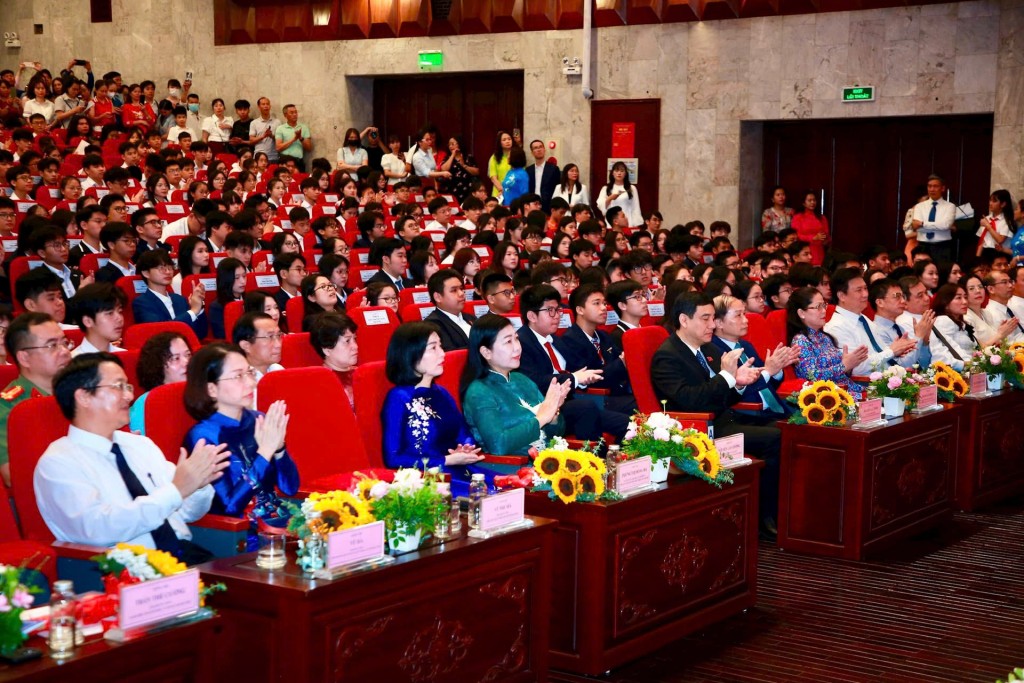 Các đại biểu tham dự Lễ tuyên dương học sinh giỏi tiêu biểu Thủ đô. Ảnh: Viết Thành