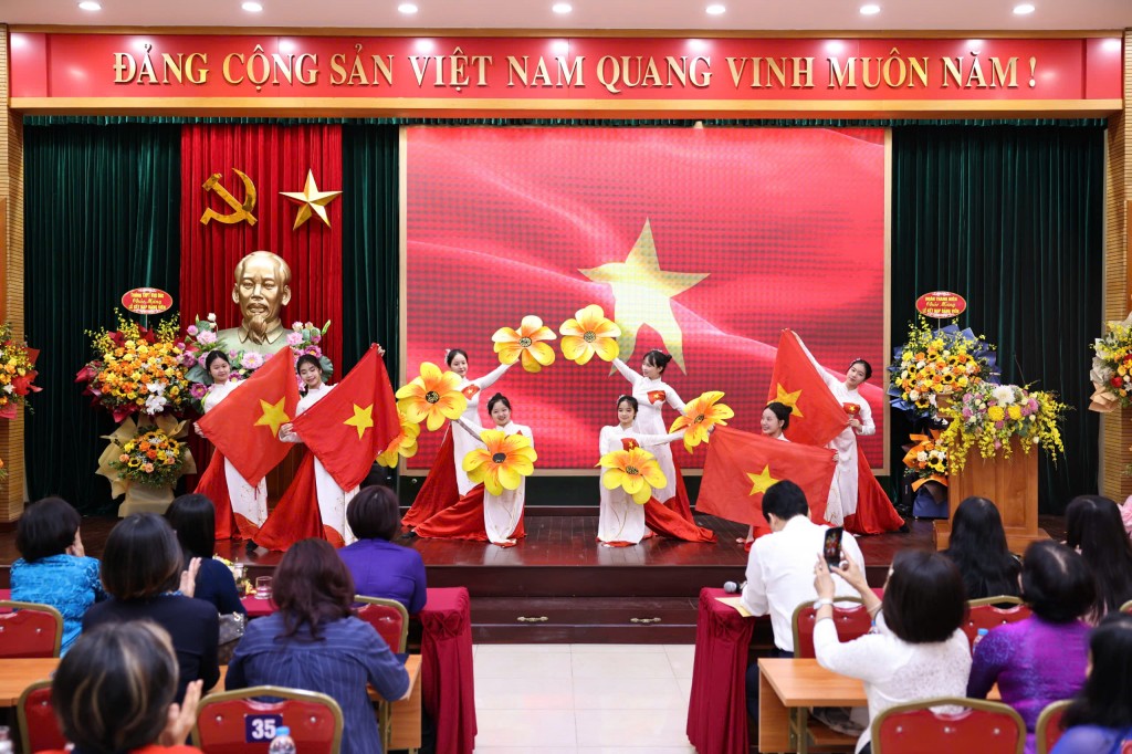 Tiết mục nghệ thuật của các em học sinh chào mừng lễ kết nạp đảng viên trẻ. (Ảnh: Thanh Tùng)