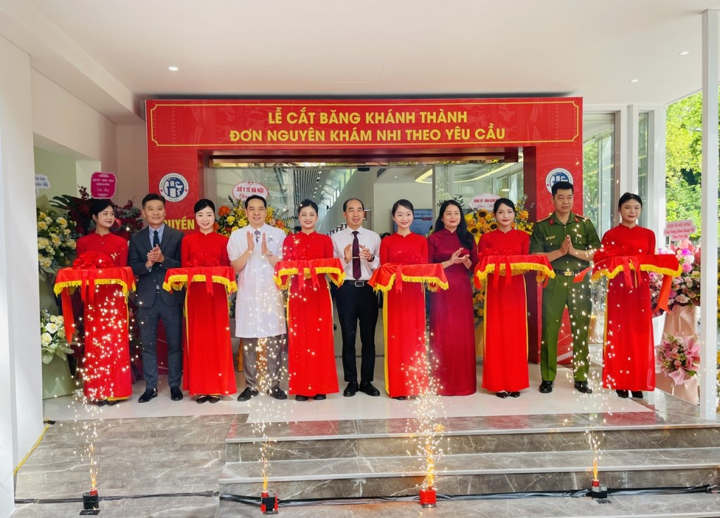 Các đại biểu cắt băng khánh thành