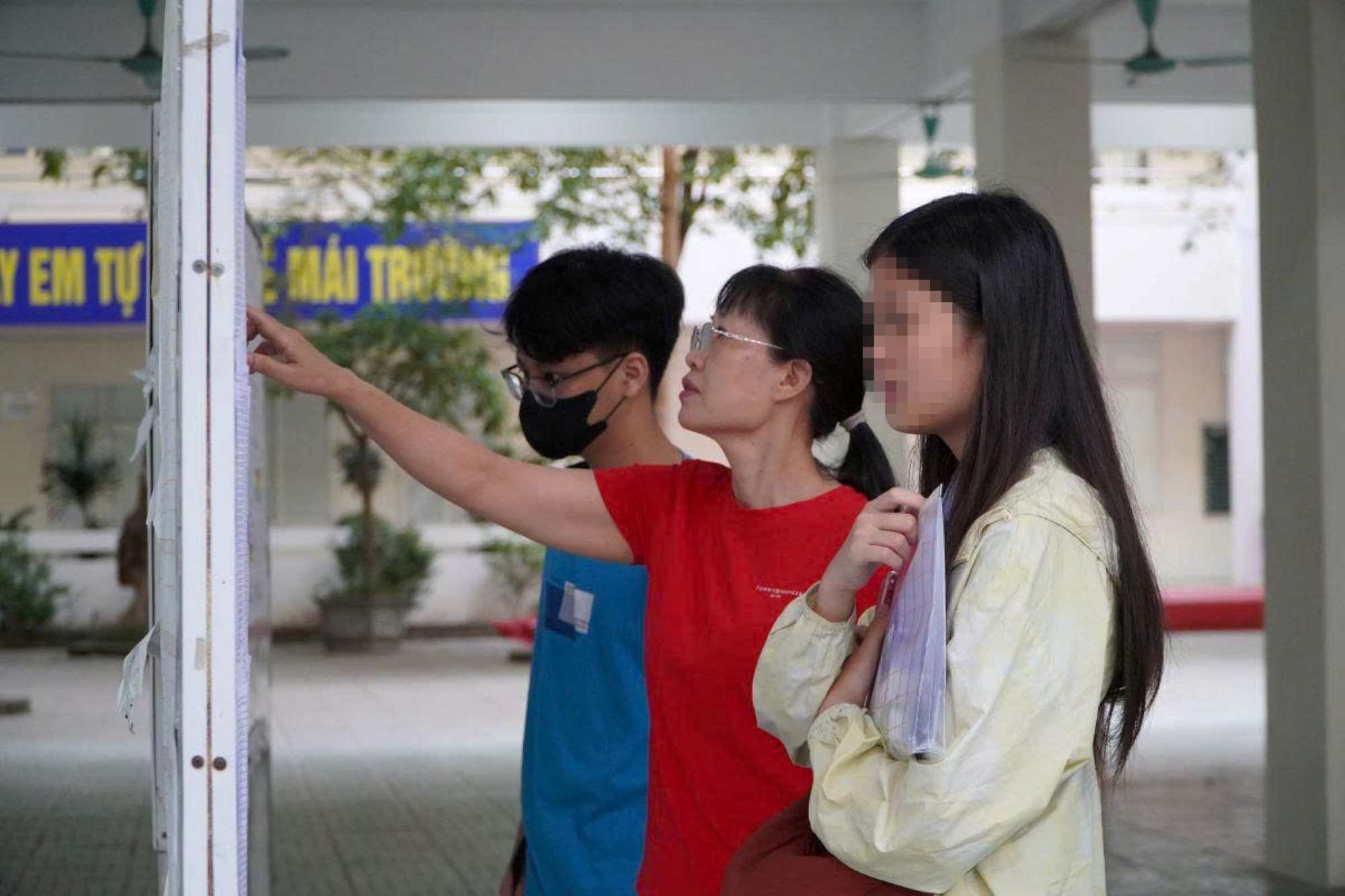 Học sinh thi Trường THPT Chuyên ngoại ngữ Hà Nội sáng 1.6. Ảnh: Anh Đức
