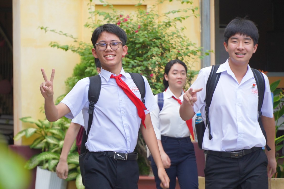 Kỳ thi tuyển sinh lớp 10 THPT năm học 2025 - 2026 của TP Cần Thơ có 11.057 thí sinh đăng ký dự thi tại 28 hội đồng thi. Tổng chỉ tiêu tuyển sinh của 28 trường THPT trên địa bàn TP là 10.433. Như vậy, áp lực cạnh tranh là không hề nhỏ, song, hầu hết các thí sinh đều có tinh thần nỗ lực hết mình.