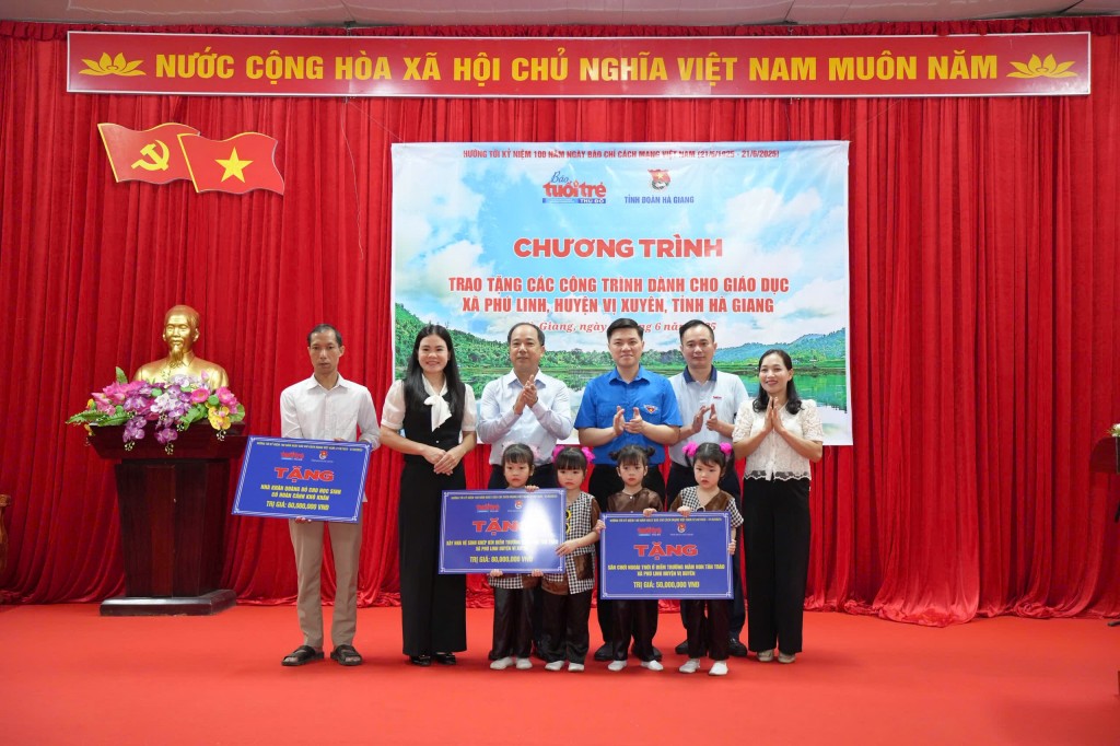 báo Tuổi trẻ Thủ đô phối hợp với Tỉnh đoàn Hà Giang trao tặng các công trình dành cho giáo dục có trị giá 200 triệu đồng tới xã Phú Linh, huyện Vị Xuyên