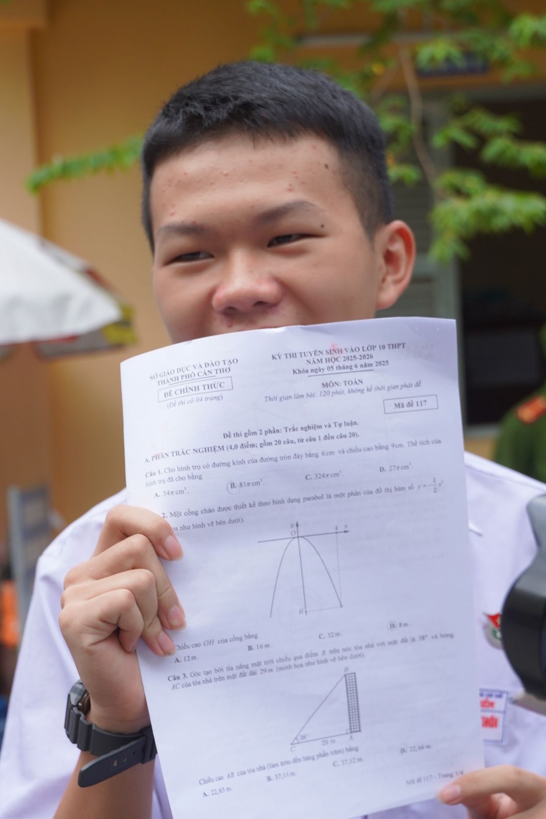 Là một trong những học sinh hoàn thành bài thi đầu tiên, thí sinh Võ Hoàng Khôi chia sẻ: “Em rất vui mừng, rất sung sướng vì đề dễ. Em làm được hầu hết các câu, em dự đoán mình được 9 điểm”.
