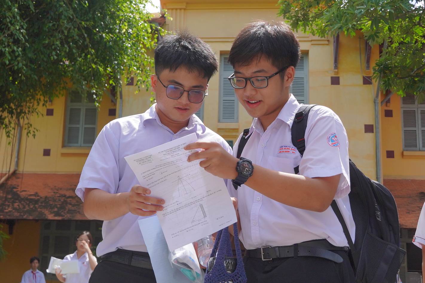 Không chỉ riêng Khôi, nhiều thí sinh dự thi tại Kỳ thi tuyển sinh lớp 10 THPT năm học 2025 – 2026 tại Cần Thơ cũng mừng rỡ vì đề thi nhẹ nhàng, phù hợp. Em Long Gia Khánh (bên phải) cho biết: “Em ôn bài rất kỹ và làm tốt đề minh họa nên tự tin. Nhiều bạn trong phòng thi cũng xin thêm giấy làm bài. Em dự đoán với môn toán này sẽ có nhiều bạn trên 8,9 điểm”.