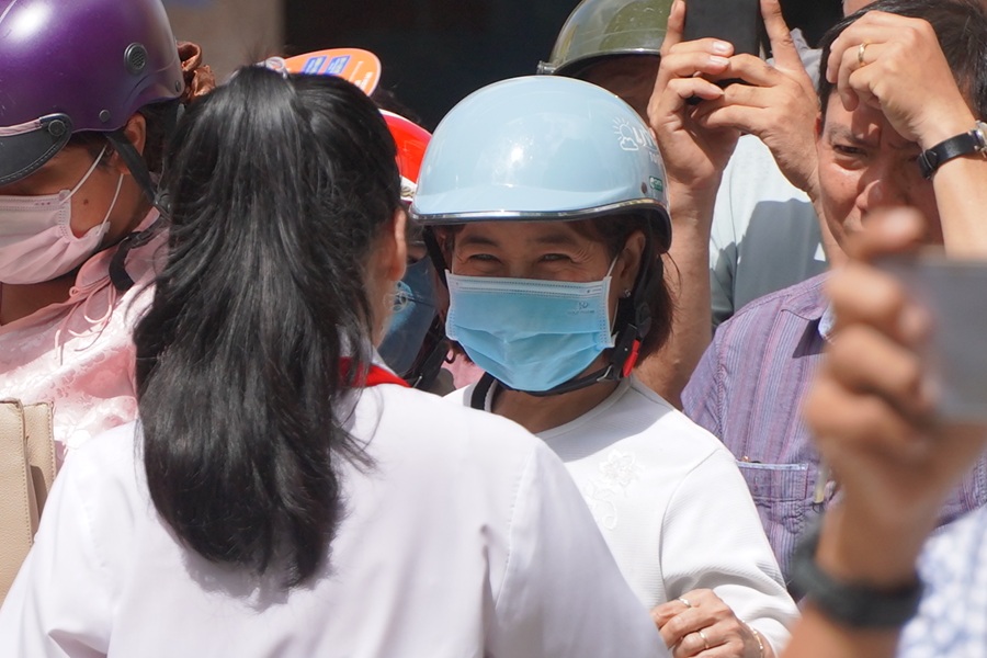 Hình ảnh phụ huynh mừng rỡ khi con hoàn thành tốt các bài thi.