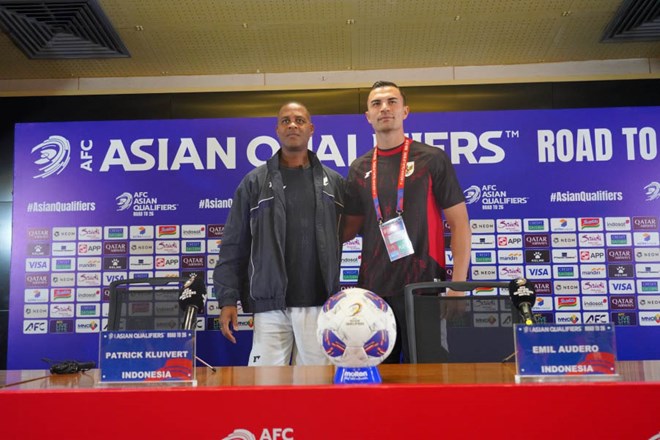 HLV Patrick Kluivert tự tin Indonesia có thể đánh bại tuyển Trung Quốc