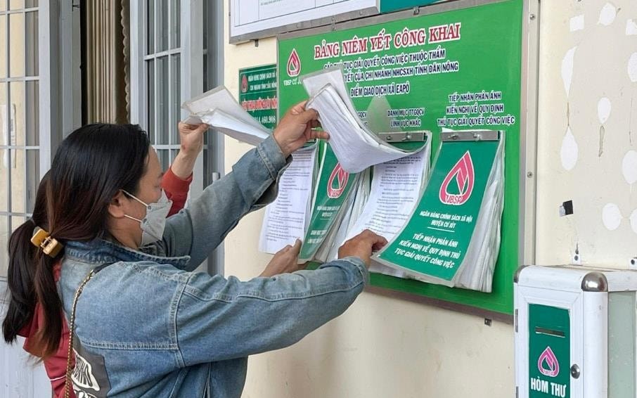 Người dân nắm thông tin, lịch làm việc từ phòng giao dịch cơ sở (thuộc Chi nhánh Ngân hàng Chính sách Xã hội tỉnh Đắk Nông). Ảnh: Nguyễn Lương