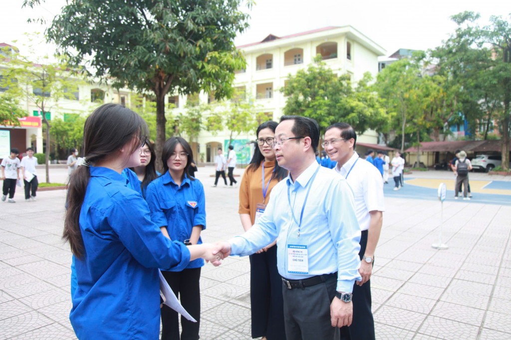 Giám đốc Sở GD&ĐT Hà Nội thăm hỏi các tình nguyện viên hỗ trợ ở điểm thi