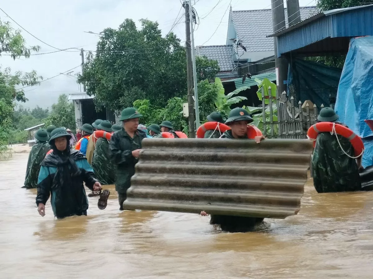 Lai Châu: Bộ đội cõng người già và trẻ em vượt lũ tới nơi an toàn