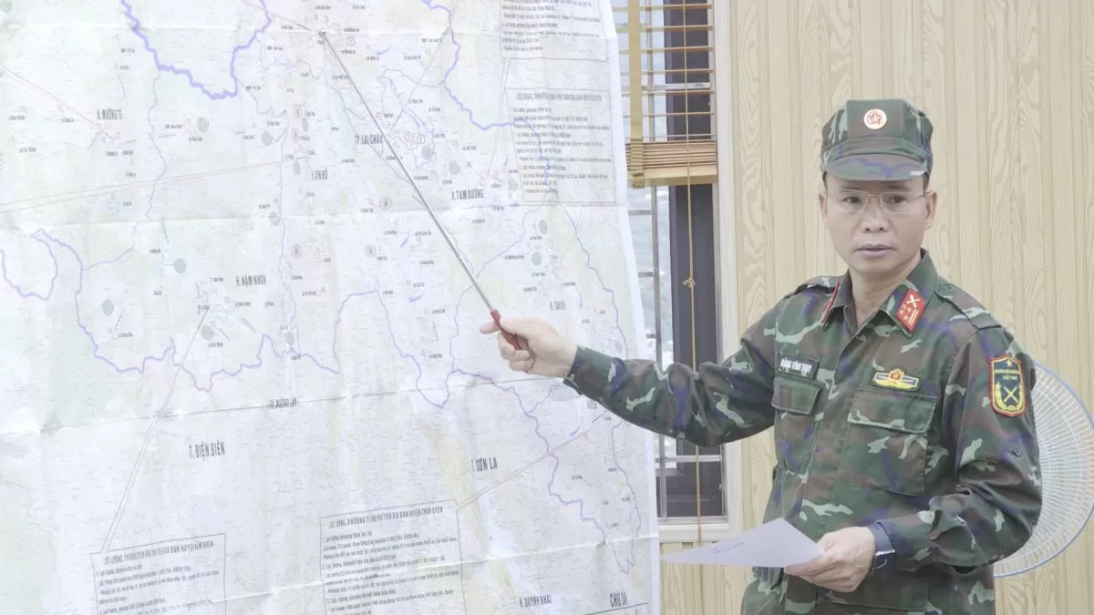 Lai Châu: Bộ đội cõng người già và trẻ em vượt lũ tới nơi an toàn