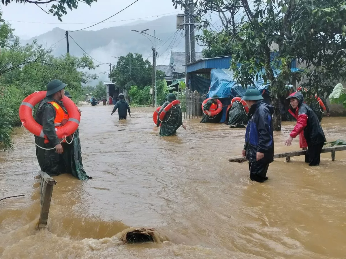 Lai Châu: Bộ đội cõng người già và trẻ em vượt lũ tới nơi an toàn