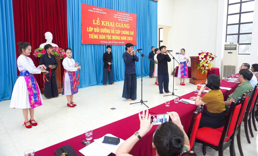 khai-giang-lop-boi-duong-va-cap-chung-chi-tieng-dan-toc-mong.jpg