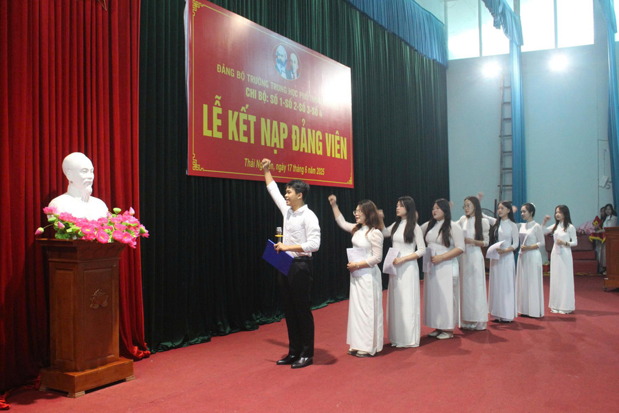 hoc-sinh-duoc-ket-nap-dang-tuyen-the.jpg