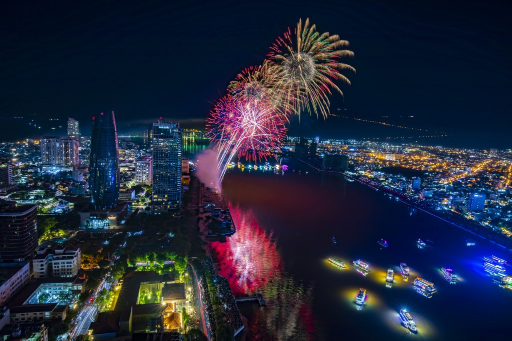 Cư dân Sun Solar Residence sống giữa bức tranh đô thị sôi động ngày đêm bên dòng sông Hàn. (Ảnh: Đặng Minh Tú)