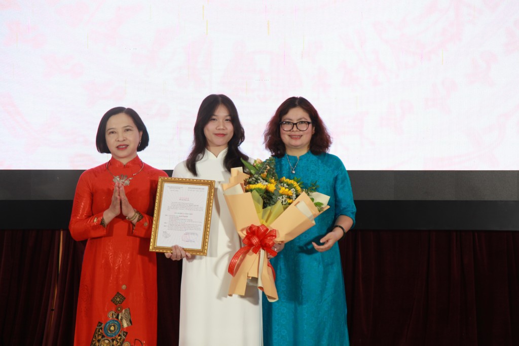 Em Nguyễn Tuyết Nhi - lớp chuyên Văn vinh dự, tự hào nhận quyết định kết nạp Đảng
