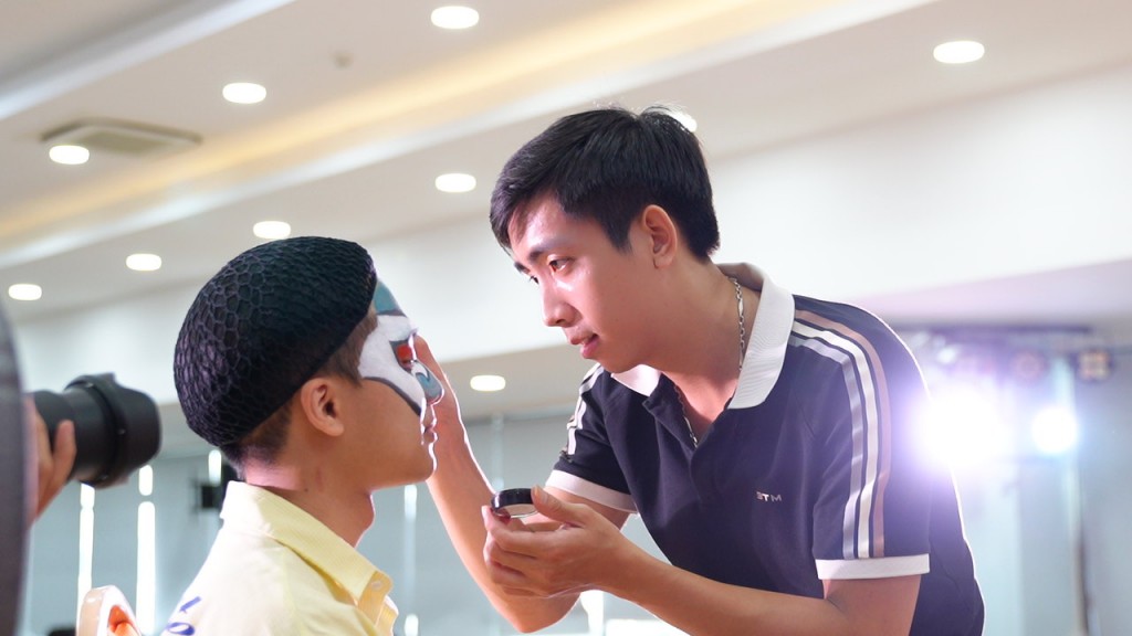 Sinh viên được trải nghiệm hóa trang thành nhân vật trong vở tuồng