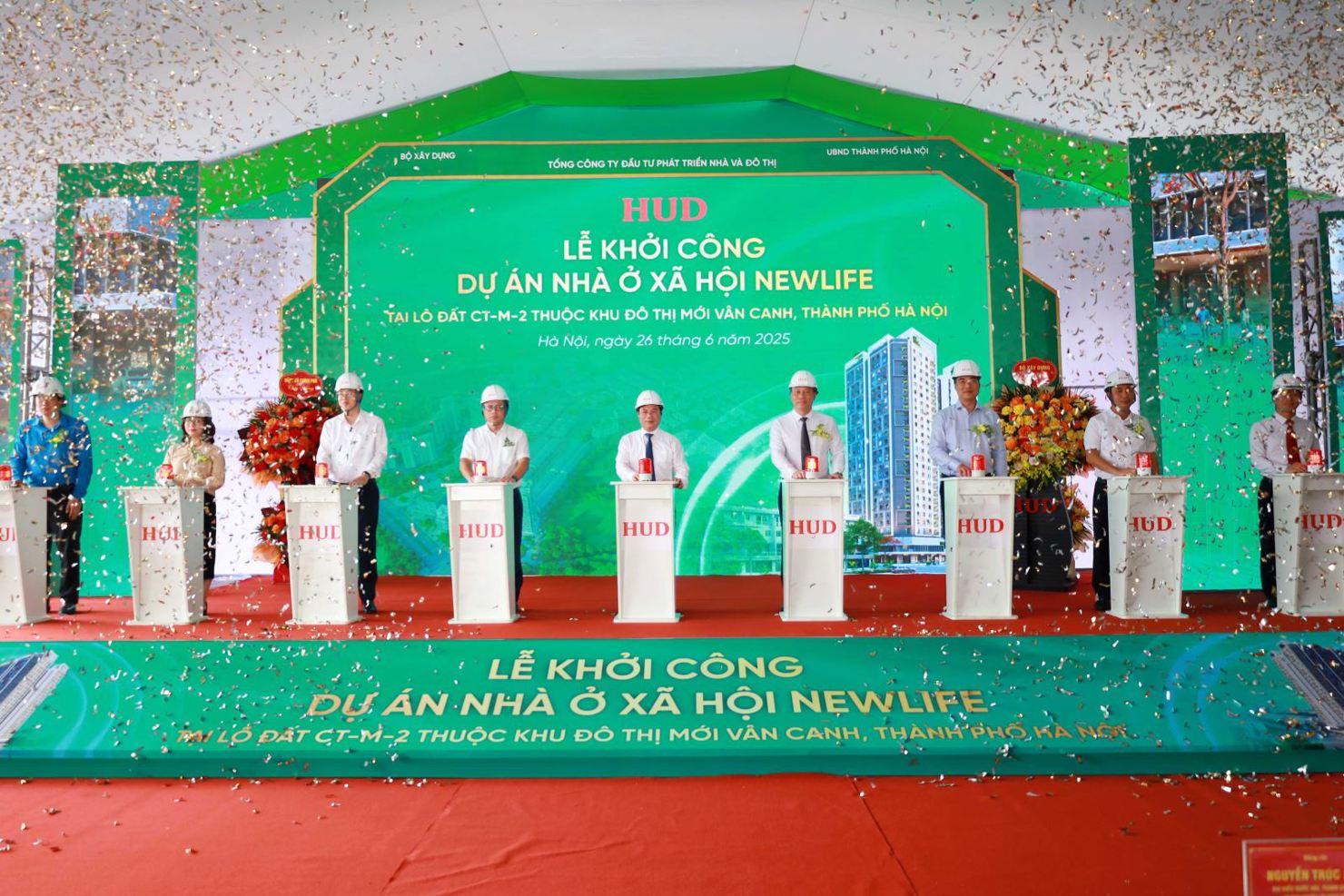 Thứ trưởng Bộ Xây dựng Nguyễn Văn Sinh cùng các đại biểu nhấn nút khởi công Dự án. Ảnh: BXD