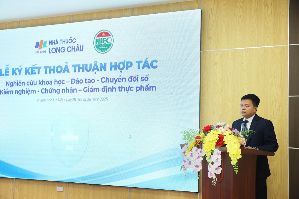 Long Châu hợp tác cùng Viện Kiểm nghiệm an toàn vệ sinh thực phẩm Quốc gia – Bộ Y tế, chủ động tiên phong tiến hành “kiểm tra kép vì sức khỏe người dân và khách hàng”