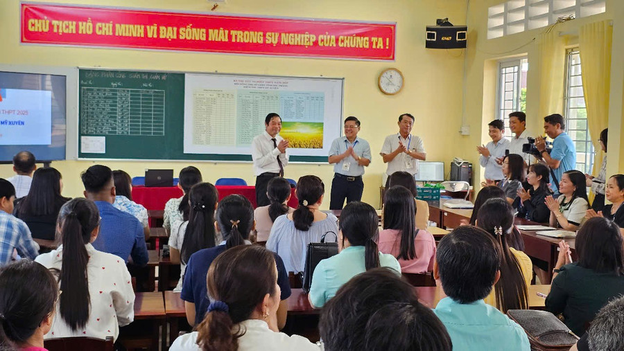 Lãnh đạo tỉnh Sóc Trăng kiểm tra công tác chuẩn bị Kỳ thi tốt nghiệp THPT 2025 tại điểm thi THPT Mỹ Xuyên. Ảnh: Xuân Lương.
