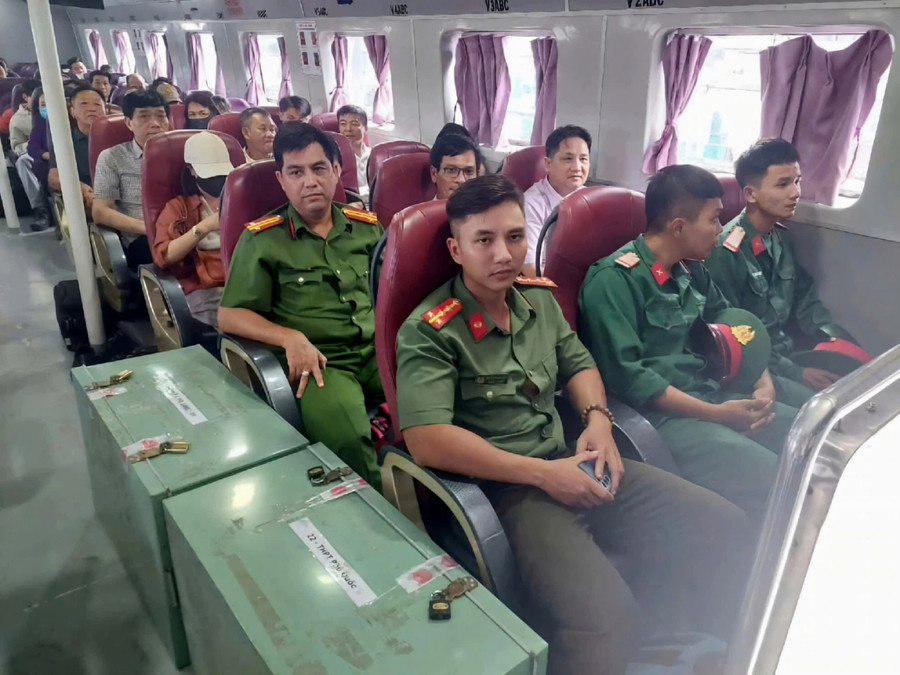 Đề thi tốt nghiệp THPT 2025 được vận chuyển ra đảo Phú Quốc, tỉnh Kiên Giang. Ảnh: MH.