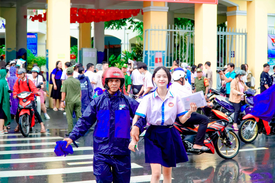 phu-huynh-doi-mua-cung-con-tai-tp-can-tho-6.jpg