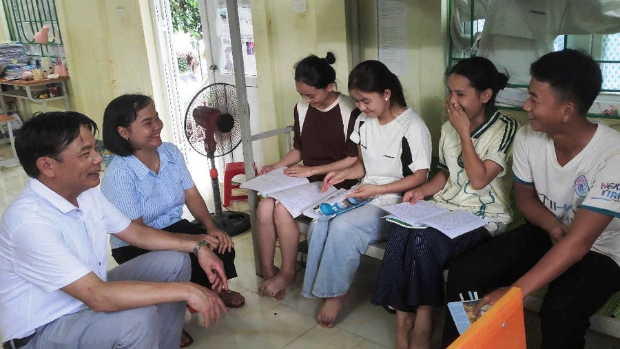 Ông Lê Văn Minh - Điểm trưởng điểm thi Trường THPT Mường Lát vào Làng học sinh động viên thí sinh trước ngày bước vào kỳ thi. Ảnh: Thế Lượng.
