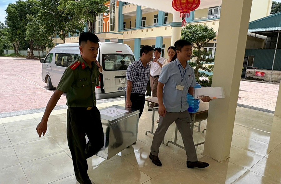 Đề thi được vận chuyển an toàn lên Điểm thi Trường THPT Mường Lát (Thanh Hóa). Ảnh: Thế Lượng