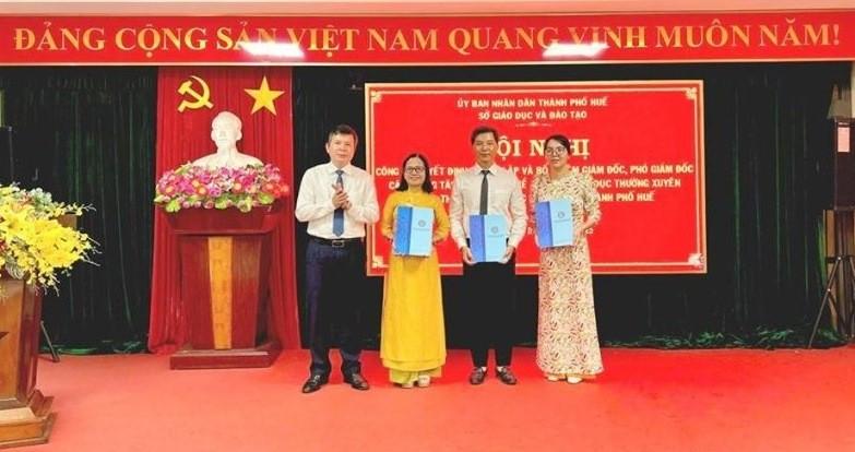 Ông Nguyễn Tân - Giám đốc Sở GD&ĐT TP Huế (ngoài cùng bên trái) trao quyết định thành lập các Trung tâm GDNN-GDTX và bổ nhiệm lãnh đạo các trung tâm. (Ảnh: M.H)