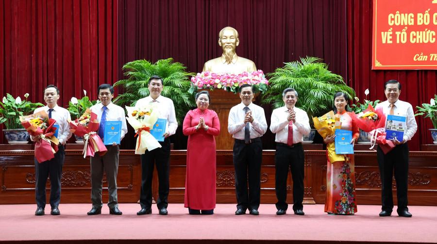 Bà Trần Thị Huyền - Phó Giám đốc phụ trách điều hành Sở GD&ĐT TP Cần Thơ (thứ hai từ phải sang) nhận quyết định. Ảnh: M.T.