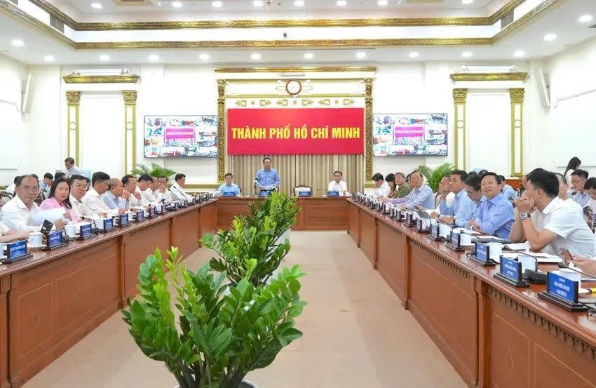 Phiên họp đánh giá kết quả kinh tế - xã hội 6 tháng đầu năm 2025 của UBND TP. Hồ Chí Minh. Ảnh:  TL