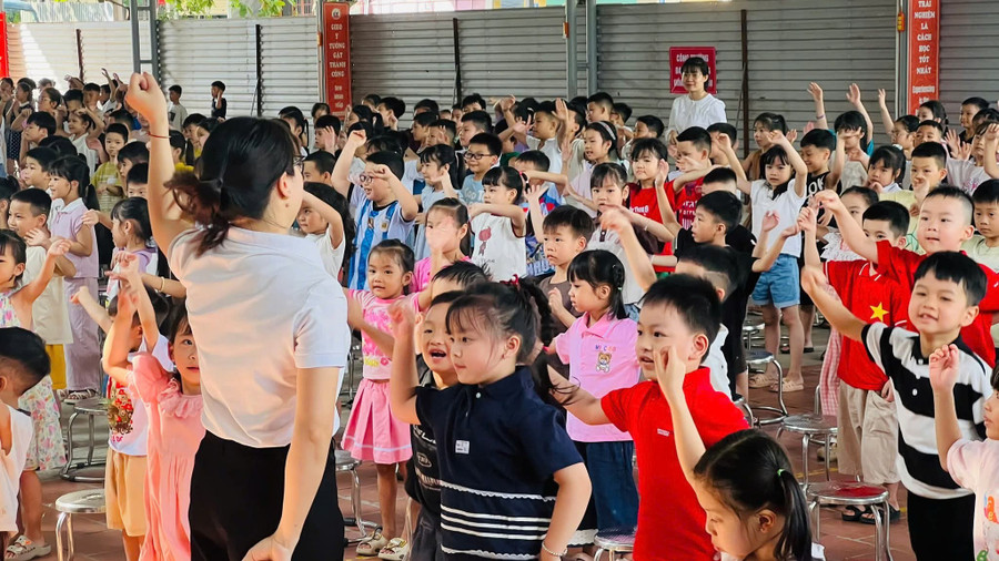 Cô trò Trường Tiểu học Lê Văn Tám, Minh Xuân, Tuyên Quang. (Ảnh: NTCC)