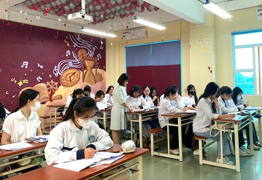 Cô trò Trường THPT chuyên Thái Bình (Trần Hưng Đạo, Hưng Yên)