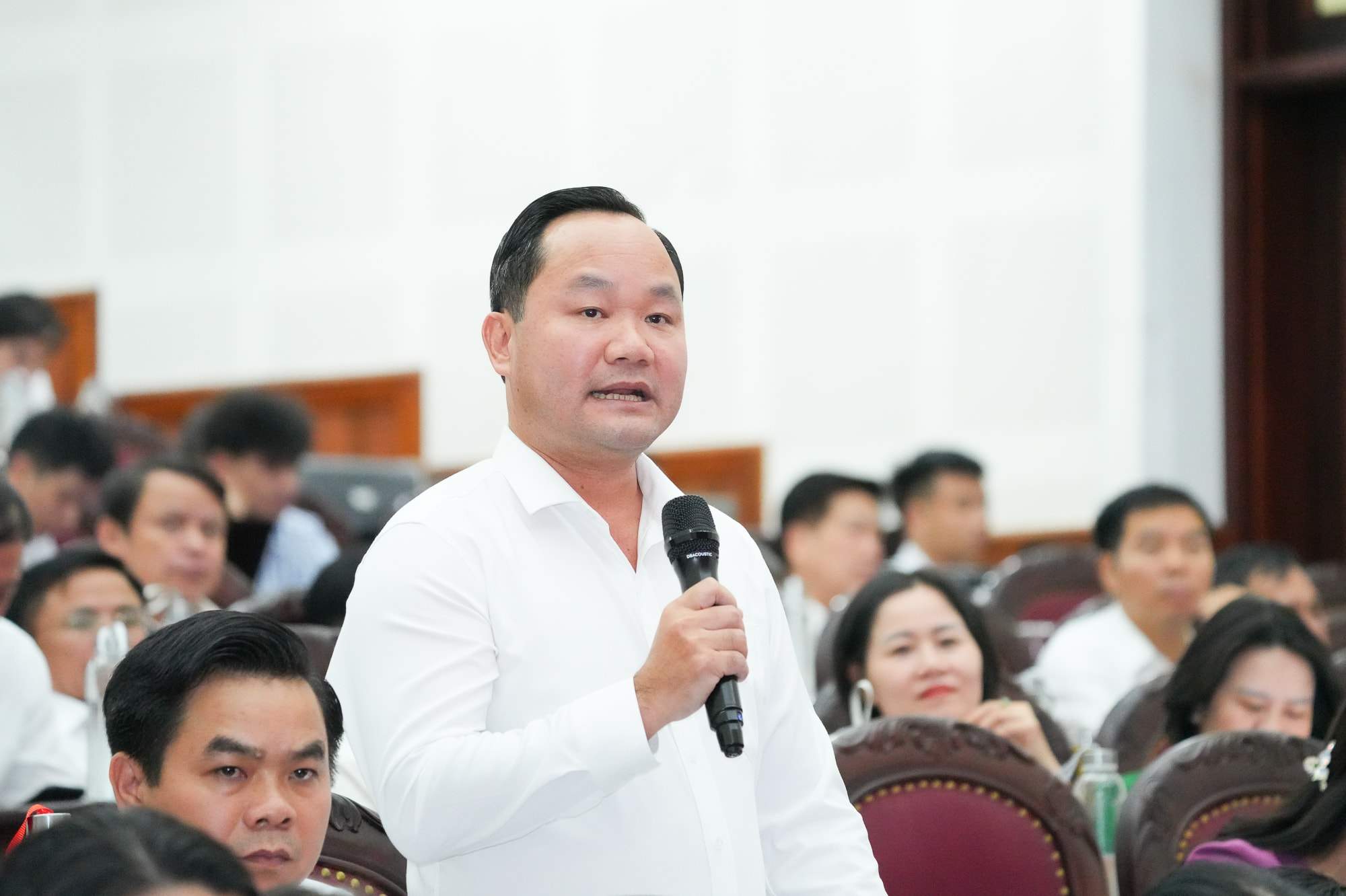 Ông Hoàng Quốc Việt – Giám đốc Sở Nông nghiệp và Môi trường Nghệ An - trả lời ý kiến đại biểu về giá đất mới. Ảnh: Thành Cường