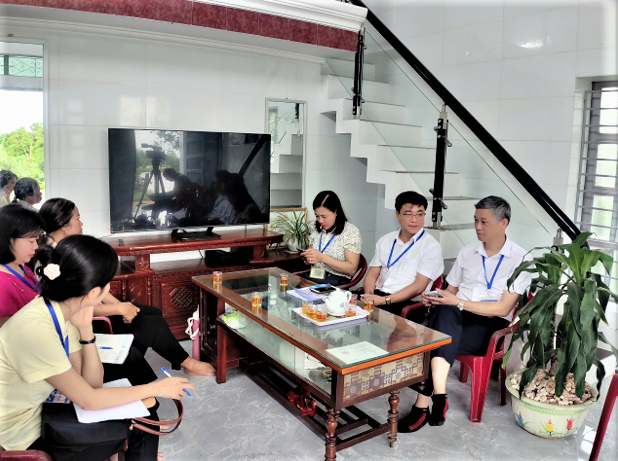 Ban Chỉ đạo cấp tỉnh cùng Điều tra viên thu thập thông tin tại hộ trong Lễ ra quân TĐTNN 2025 trên địa bàn tỉnh Ninh Bình ngày 1/7/2025