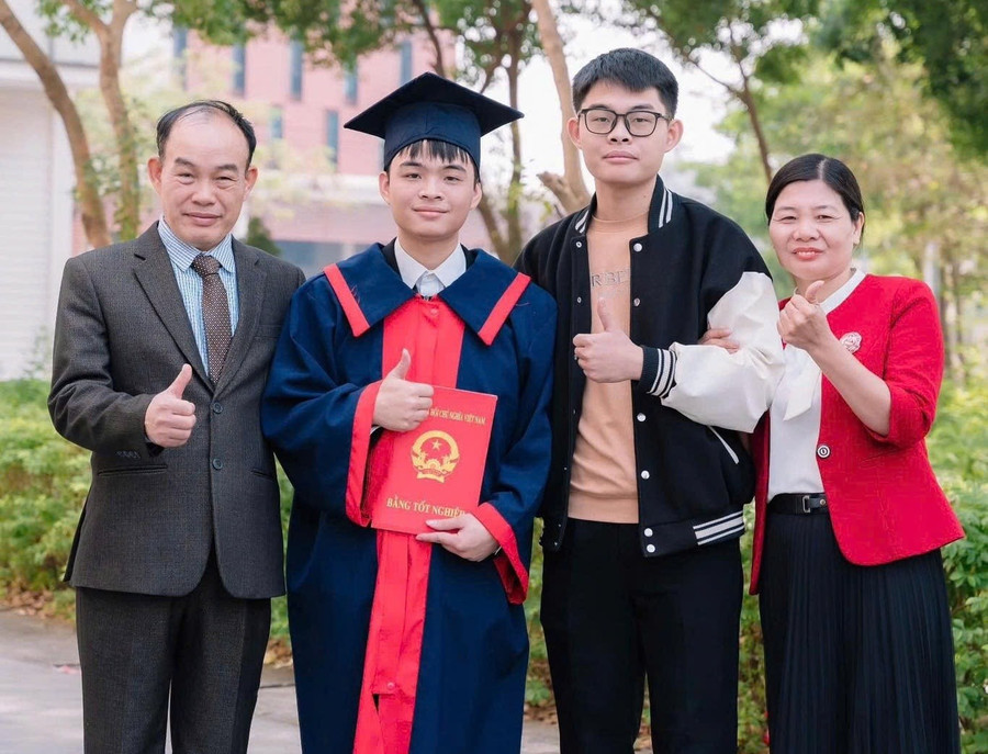Nguyễn Quang Minh lớp 12T2 Trường THPT Chuyên Bắc Ninh trong màu áo tốt nghiệp cùng với gia đình.