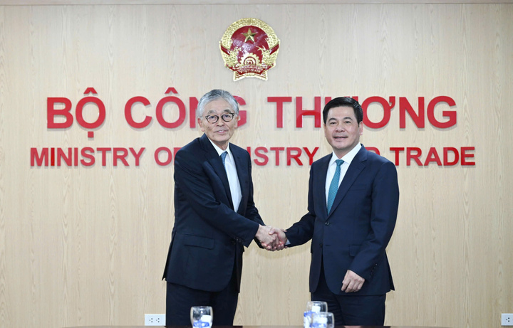 Bộ trưởng Bộ Công Thương Nguyễn Hồng Diên và ông Honna Hitoshi, Chủ tịch Tập đoàn EREX. Ảnh: Cấn Dũng