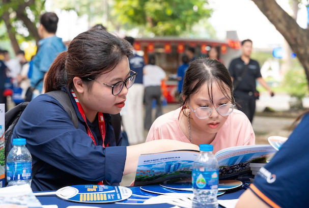 Học sinh tìm hiểu thông tin tuyển sinh vào Đại học Phenikaa trong ngày hội tư vấn tuyển sinh năm 2025. Ảnh: Phenikaa