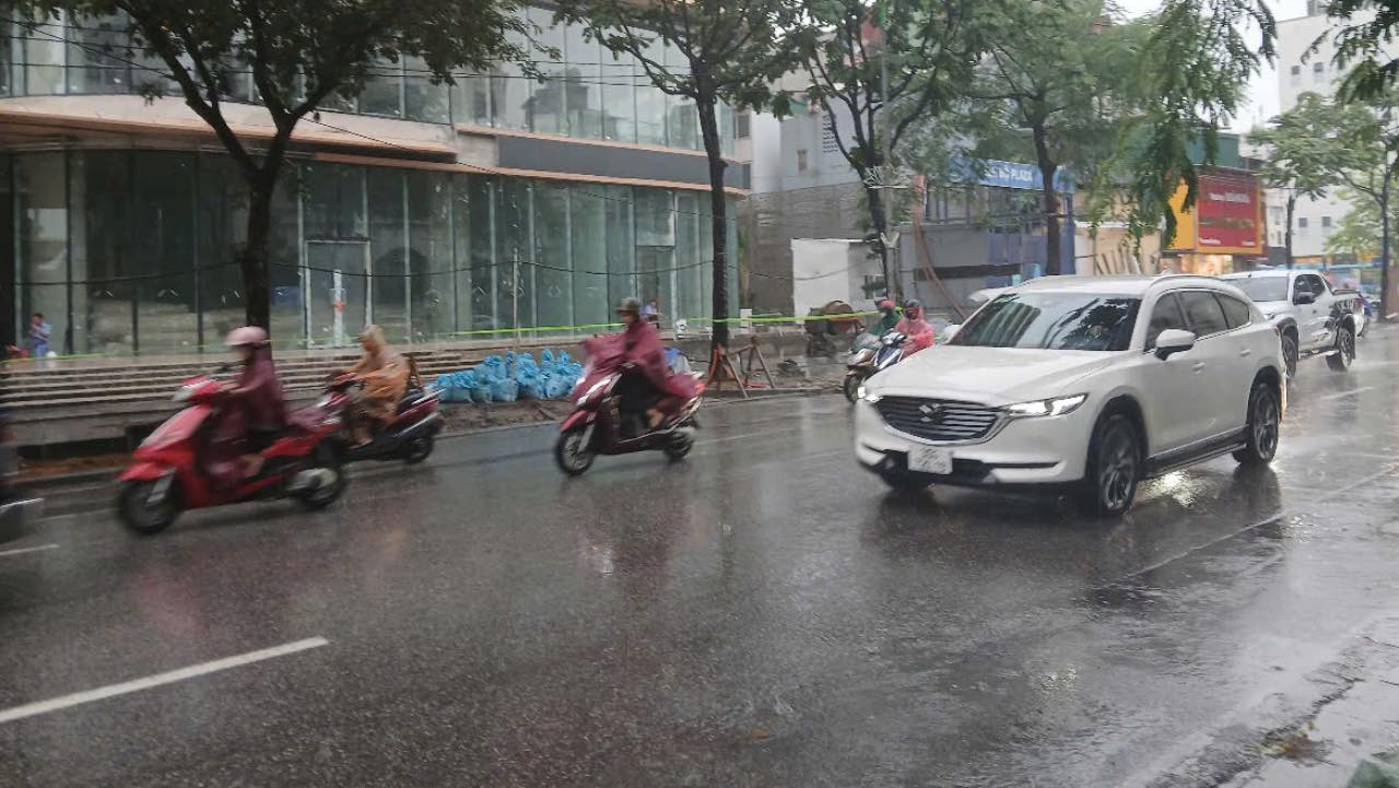 Cơn mưa chiều ngày 21.7.2025. xảy ra trên địa bàn TP Hà Nội. Ảnh: Thành Nhân