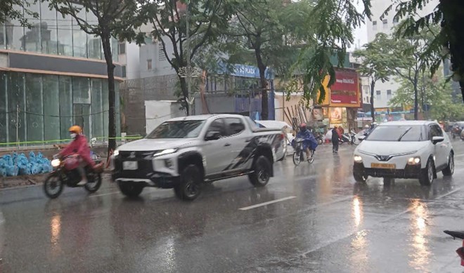 Hà Nội có khả năng mưa rào và dông, cảnh báo lốc, sét và gió giật mạnh