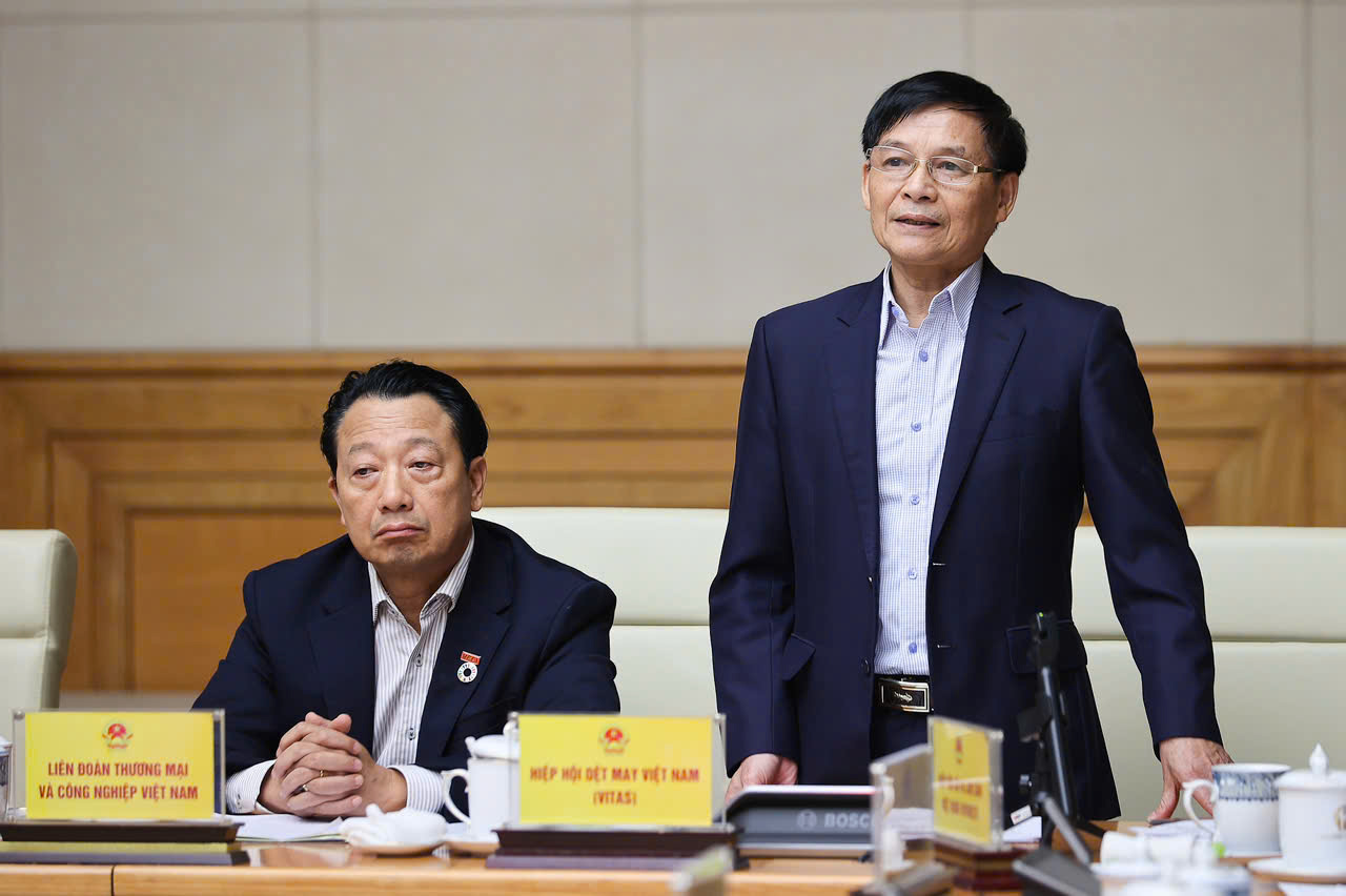 Ông Trương Văn Cẩm - Phó Chủ tịch Hiệp hội Dệt may Việt Nam phát biểu tại hội nghị đẩy mạnh công tác ngoại giao.
