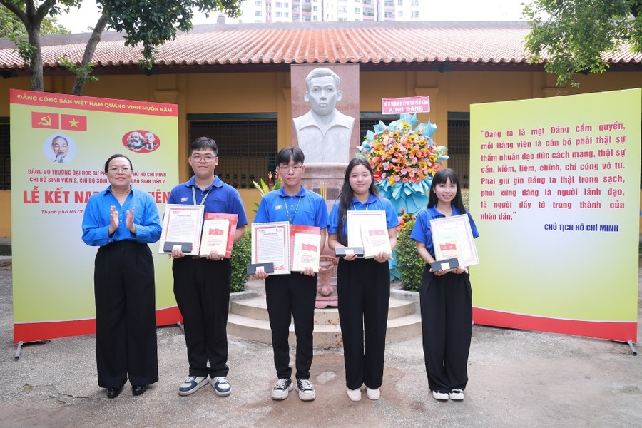 Bốn sinh viên, chiến sĩ Mùa hè xanh tiêu biểu của Trường Đại học Sư phạm TPHCM được kết nạp Đảng.