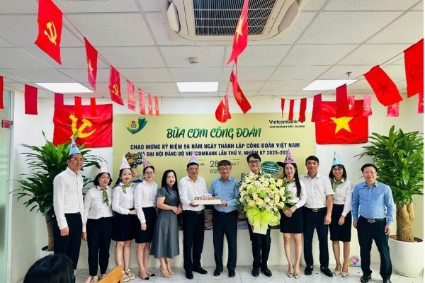 “Bữa cơm Công đoàn” tại Vietcombank chi nhánh Bắc Giang. Ảnh: Vietcombank