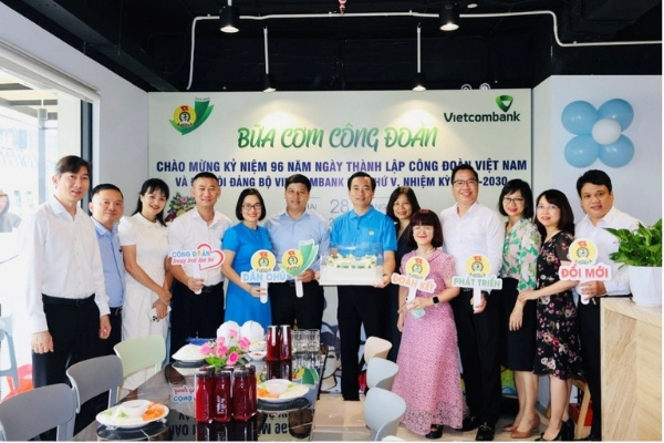 Đồng chí Hồng Quang, Ủy viên BCH Tổng Liên đoàn Lao động Việt Nam, Thành viên HĐQT, Chủ tịch Công đoàn Vietcombank, chụp ảnh cùng các cán bộ chuyên trách Cơ quan Công đoàn Vietcombank nhân kỷ niệm 96 năm Ngày thành lập Công đoàn Việt Nam. Ảnh: Vietcombank