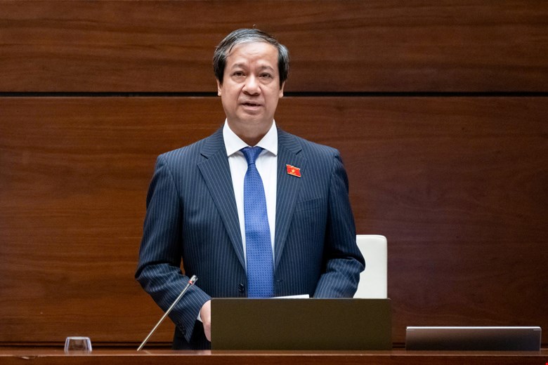 Bộ trưởng Bộ Giáo dục và Đào tạo Nguyễn Kim Sơn trả lời kiến nghị cho phép tổ chức dạy thêm học thêm tại trường. Ảnh: Quochoi.vn