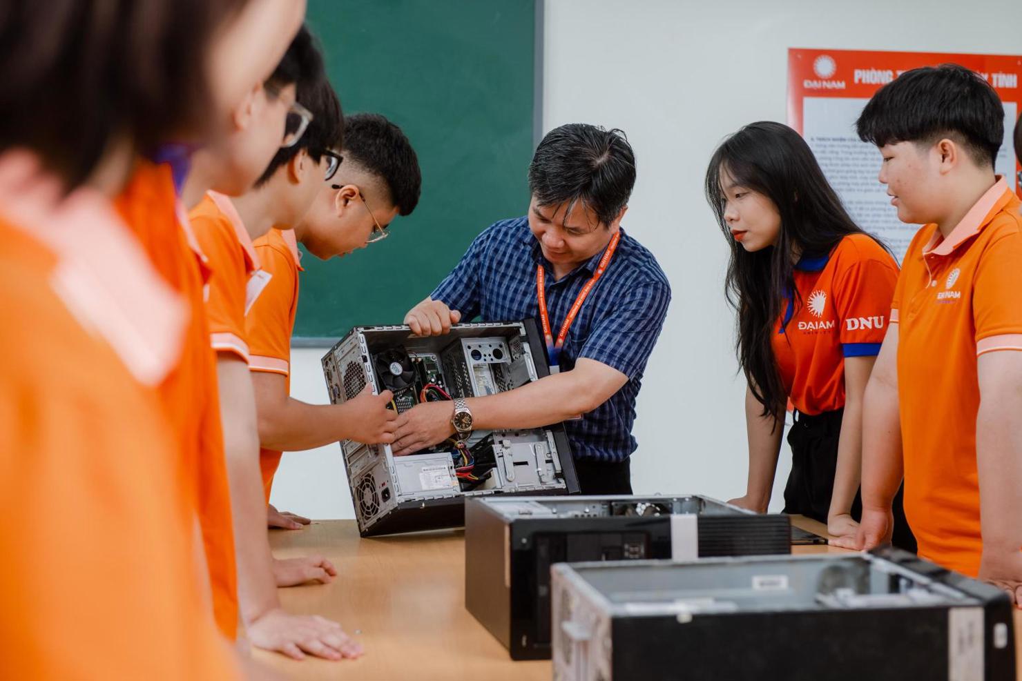 Việt Nam đang đào tạo khoảng 6.300 sinh viên đại học ngành bán dẫn.