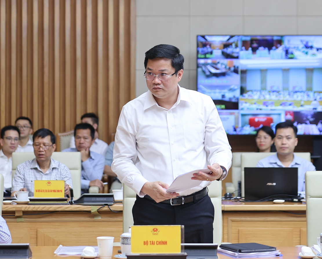 Thứ trưởng Bộ Tài chính Nguyễn Đức Tâm báo cáo về phát triển nguồn nhân lực ngành công nghiệp bán dẫn tại phiên họp.